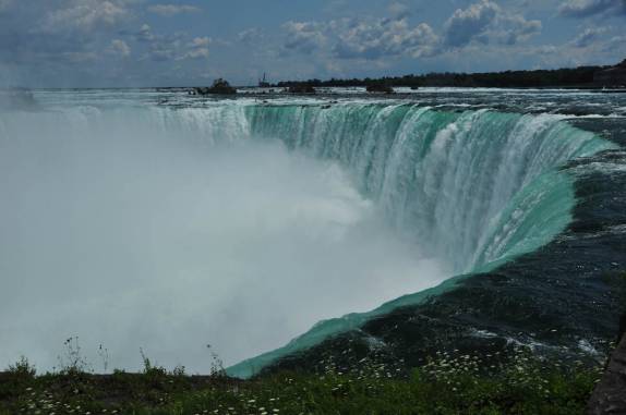 As impressionantes cataratas de Niagara, em Niagara Falls, na fronteira do Canadá e Estados Unidos